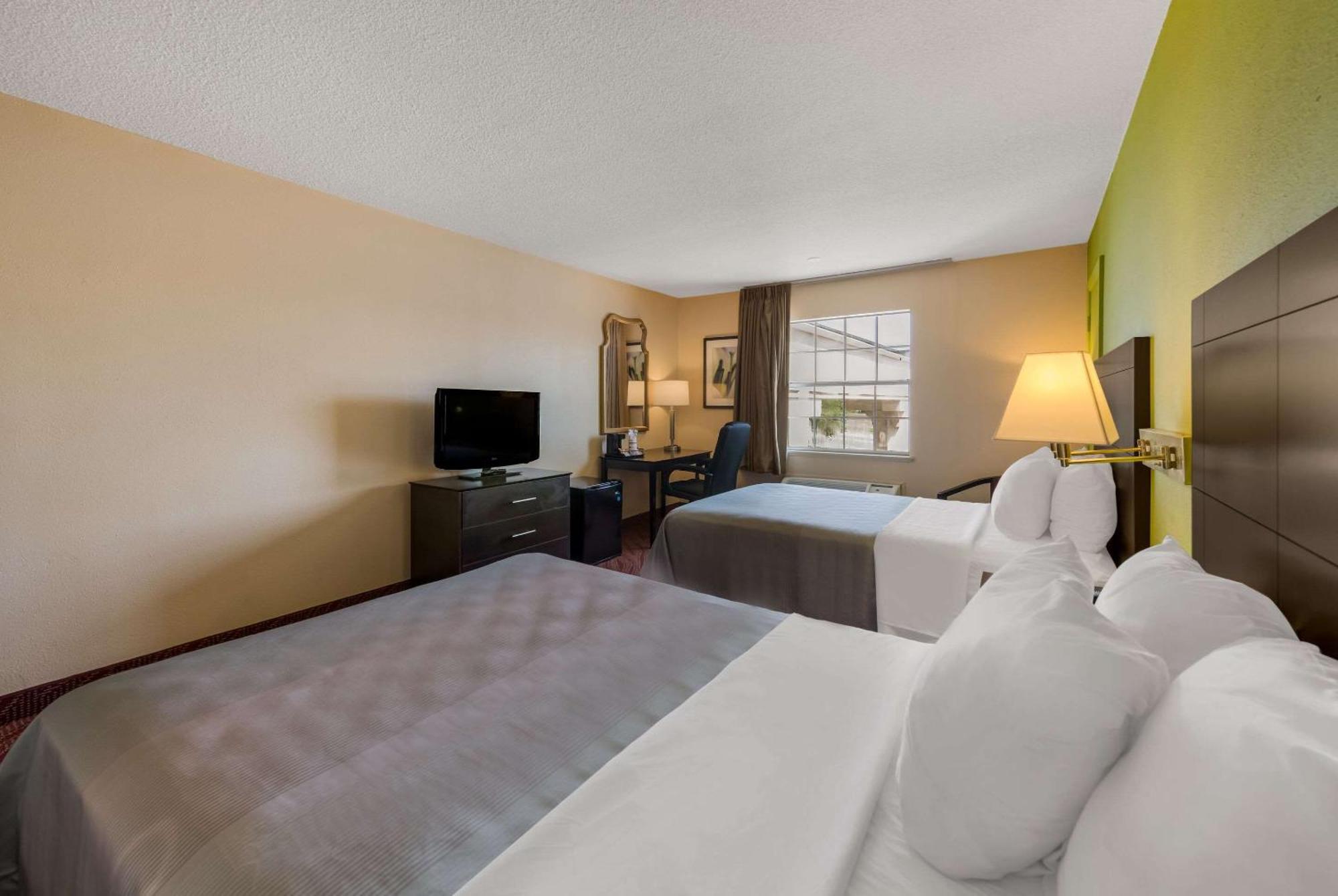 Quality Inn Airport Woodson Terrace Bagian luar foto