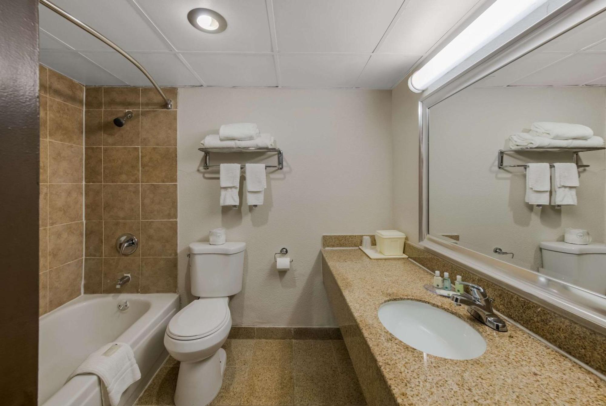 Quality Inn Airport Woodson Terrace Bagian luar foto