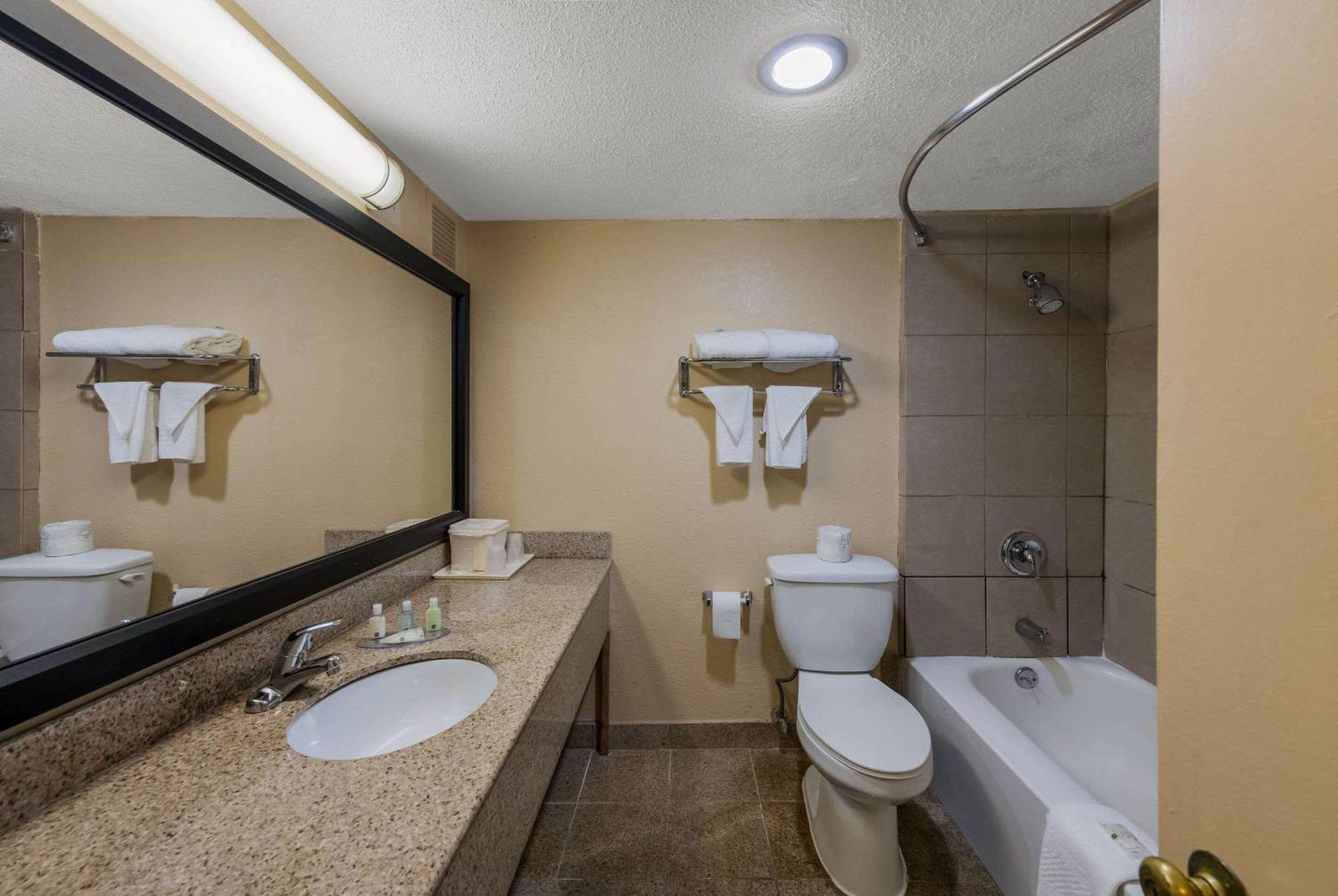 Quality Inn Airport Woodson Terrace Bagian luar foto