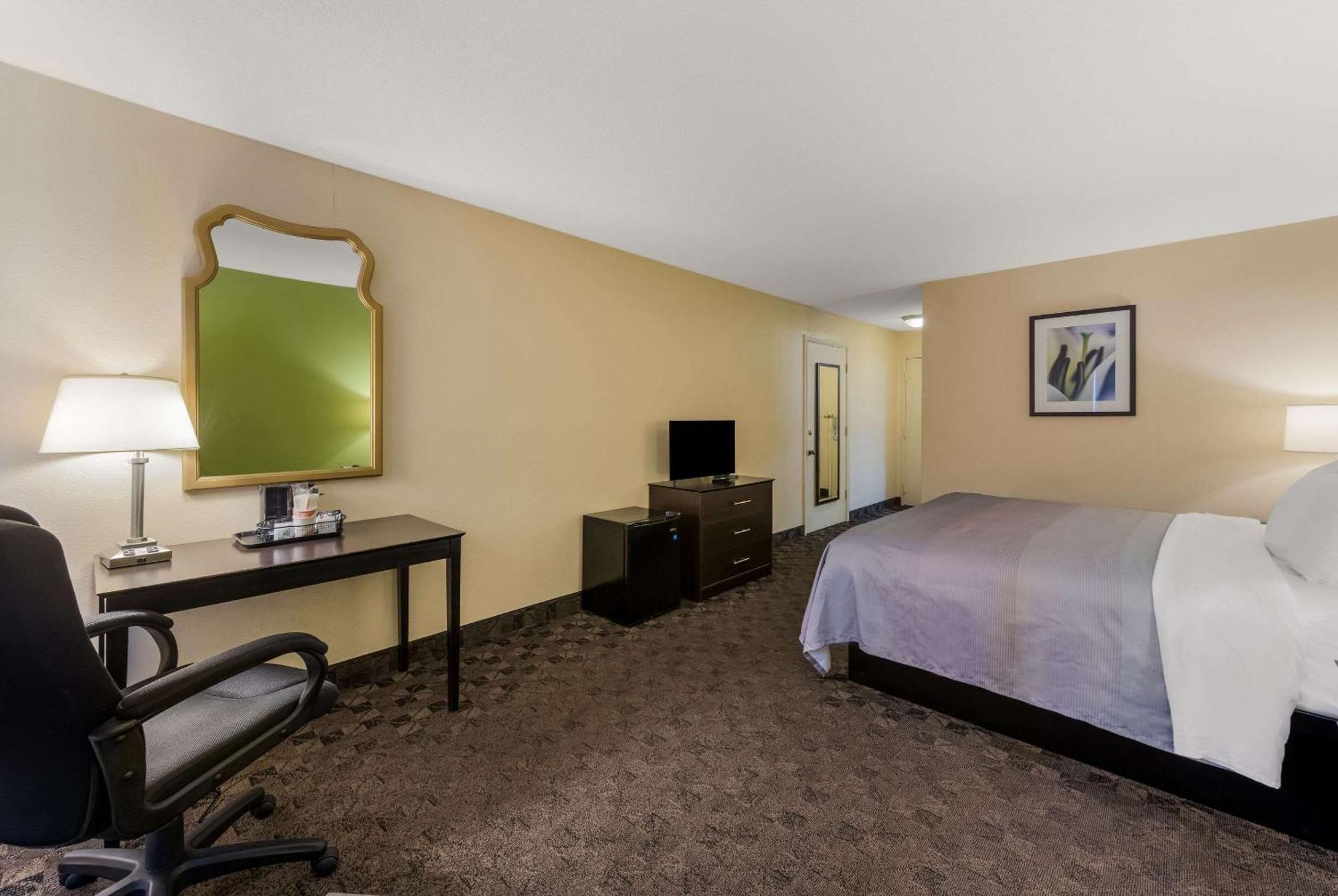 Quality Inn Airport Woodson Terrace Bagian luar foto