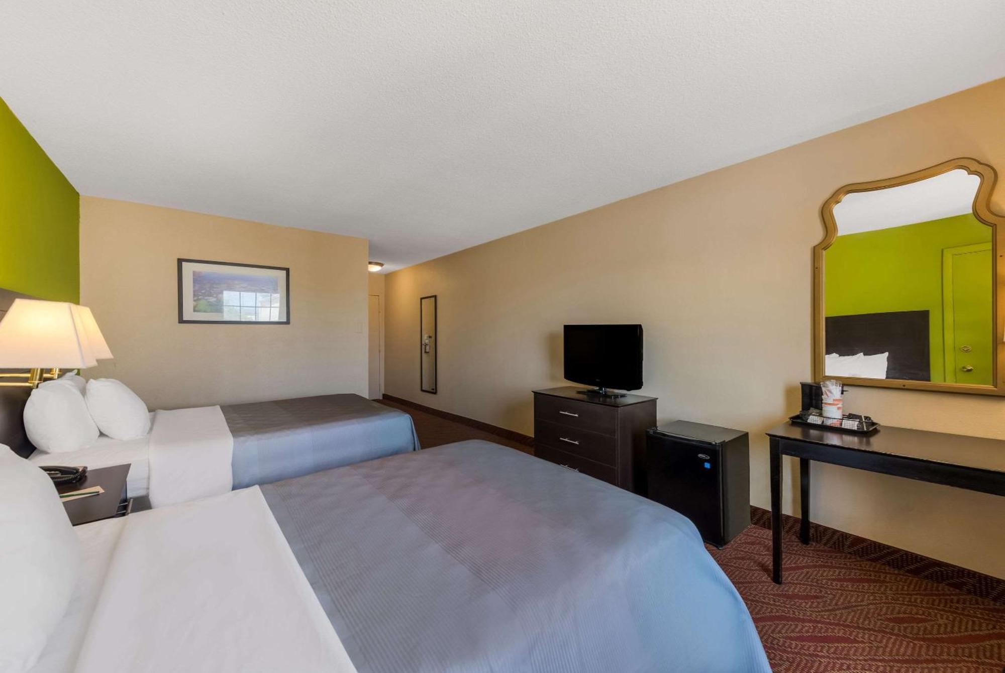 Quality Inn Airport Woodson Terrace Bagian luar foto