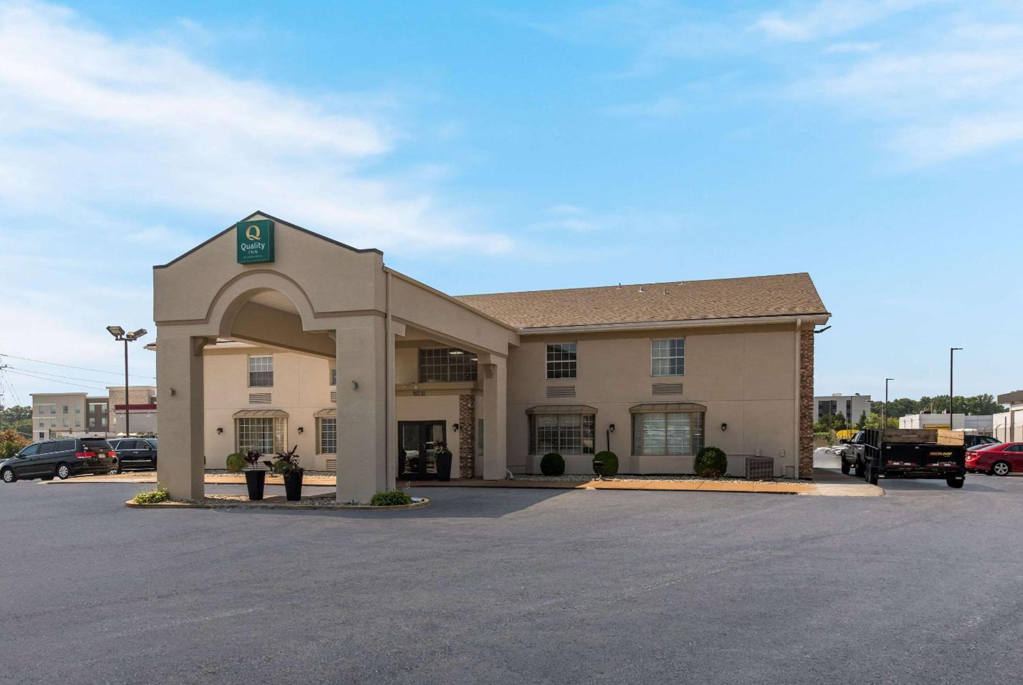 Quality Inn Airport Woodson Terrace Bagian luar foto