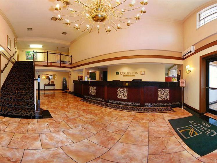 Quality Inn Airport Woodson Terrace Bagian luar foto