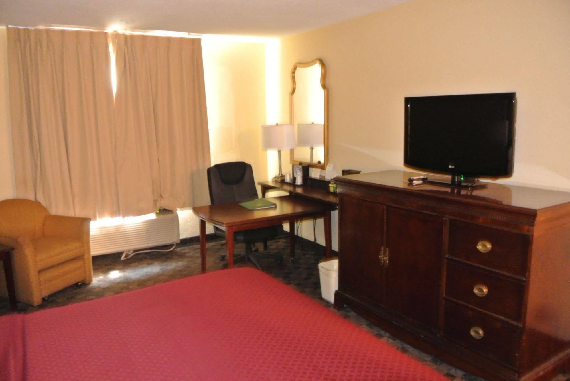 Quality Inn Airport Woodson Terrace Bagian luar foto