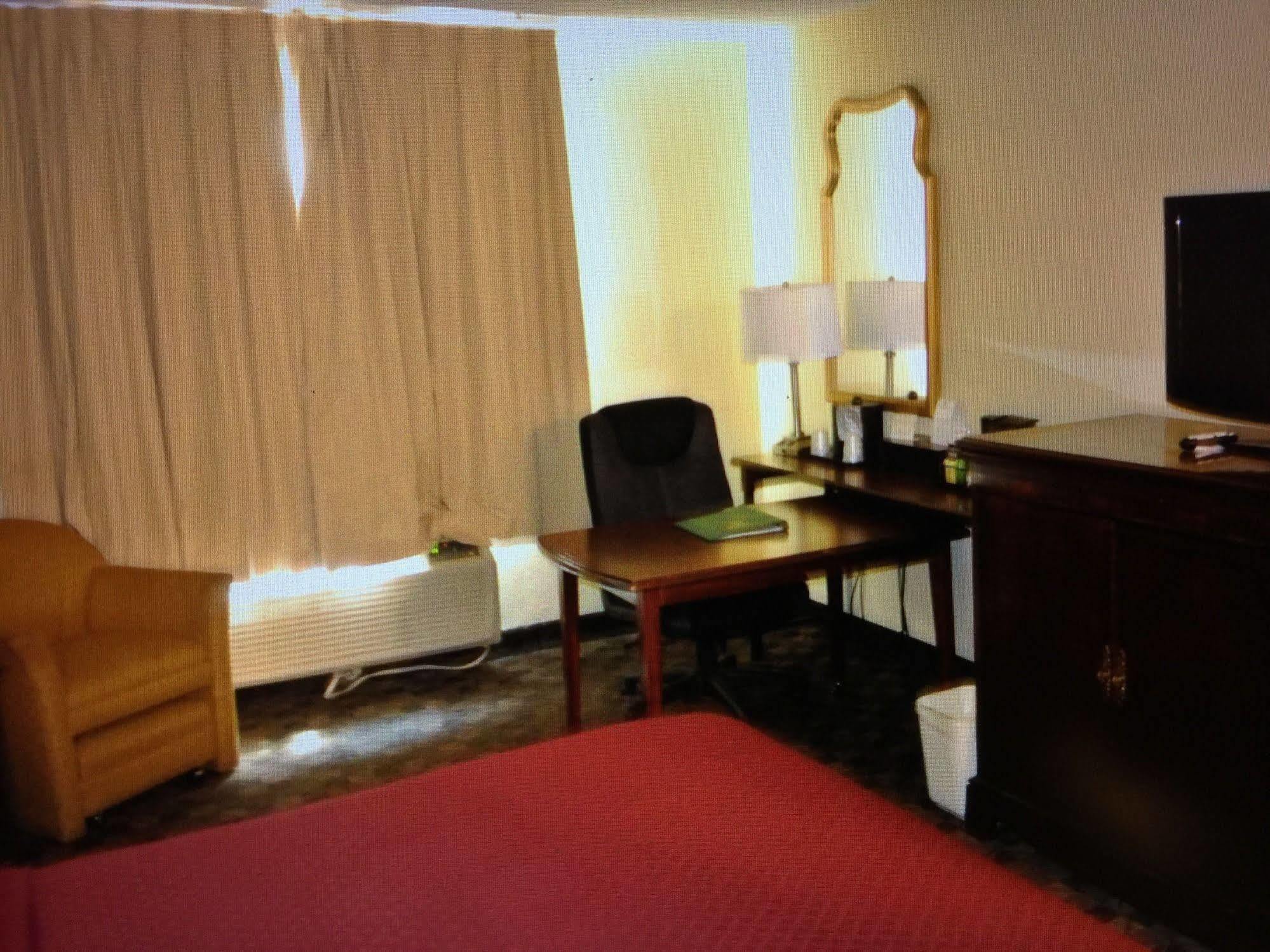 Quality Inn Airport Woodson Terrace Bagian luar foto