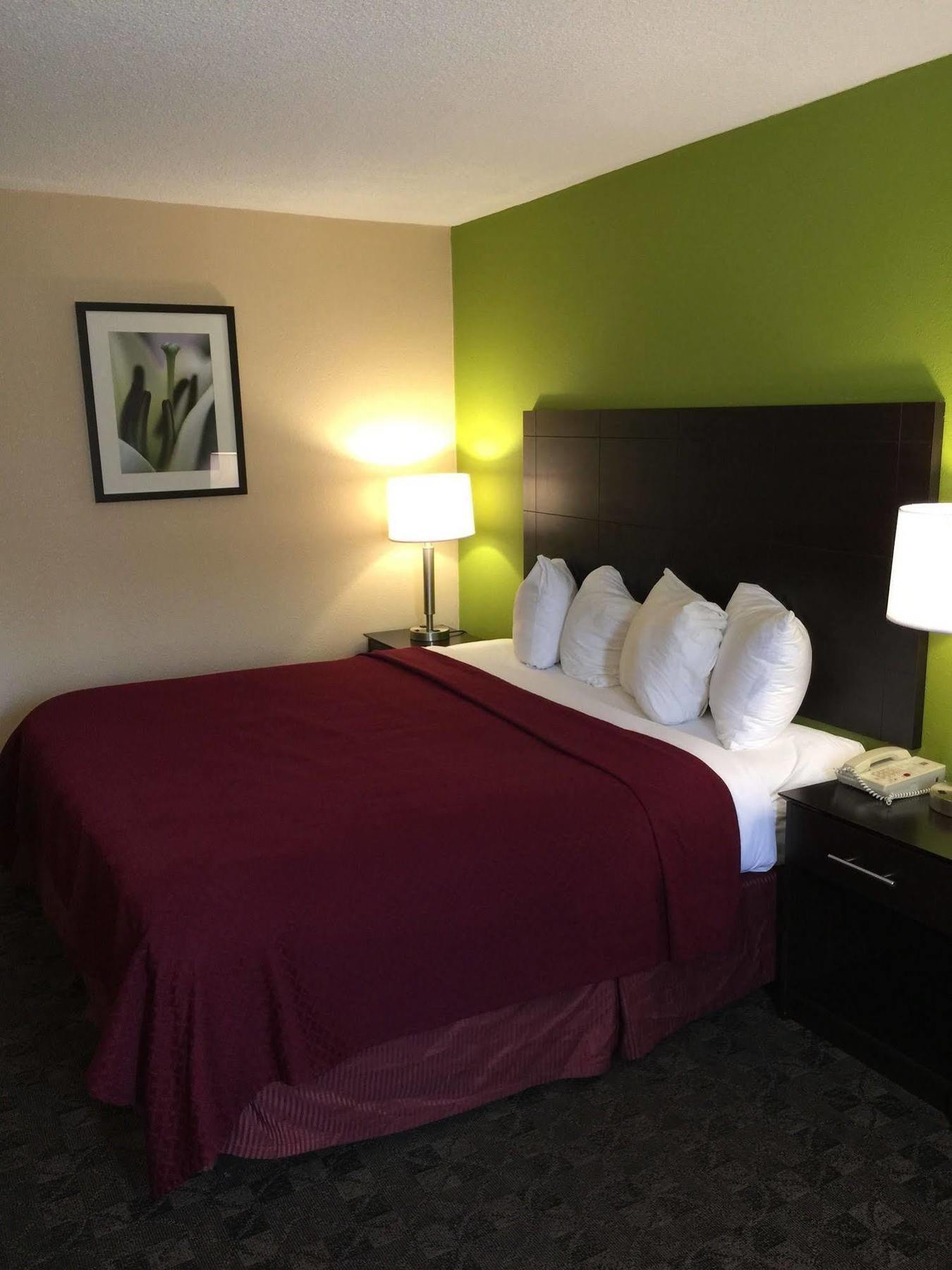 Quality Inn Airport Woodson Terrace Bagian luar foto