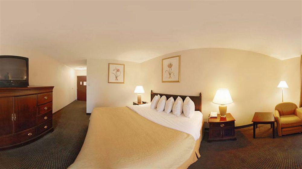 Quality Inn Airport Woodson Terrace Bagian luar foto