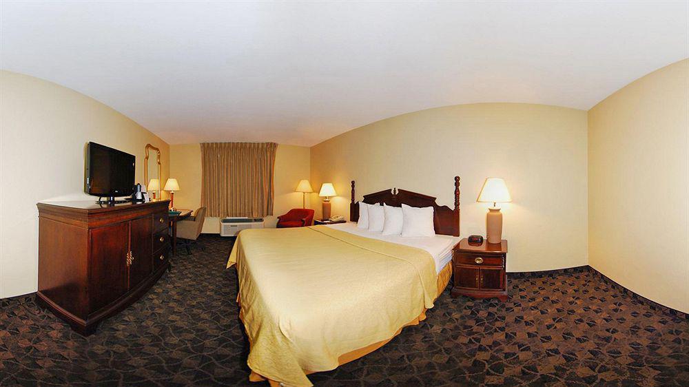 Quality Inn Airport Woodson Terrace Bagian luar foto